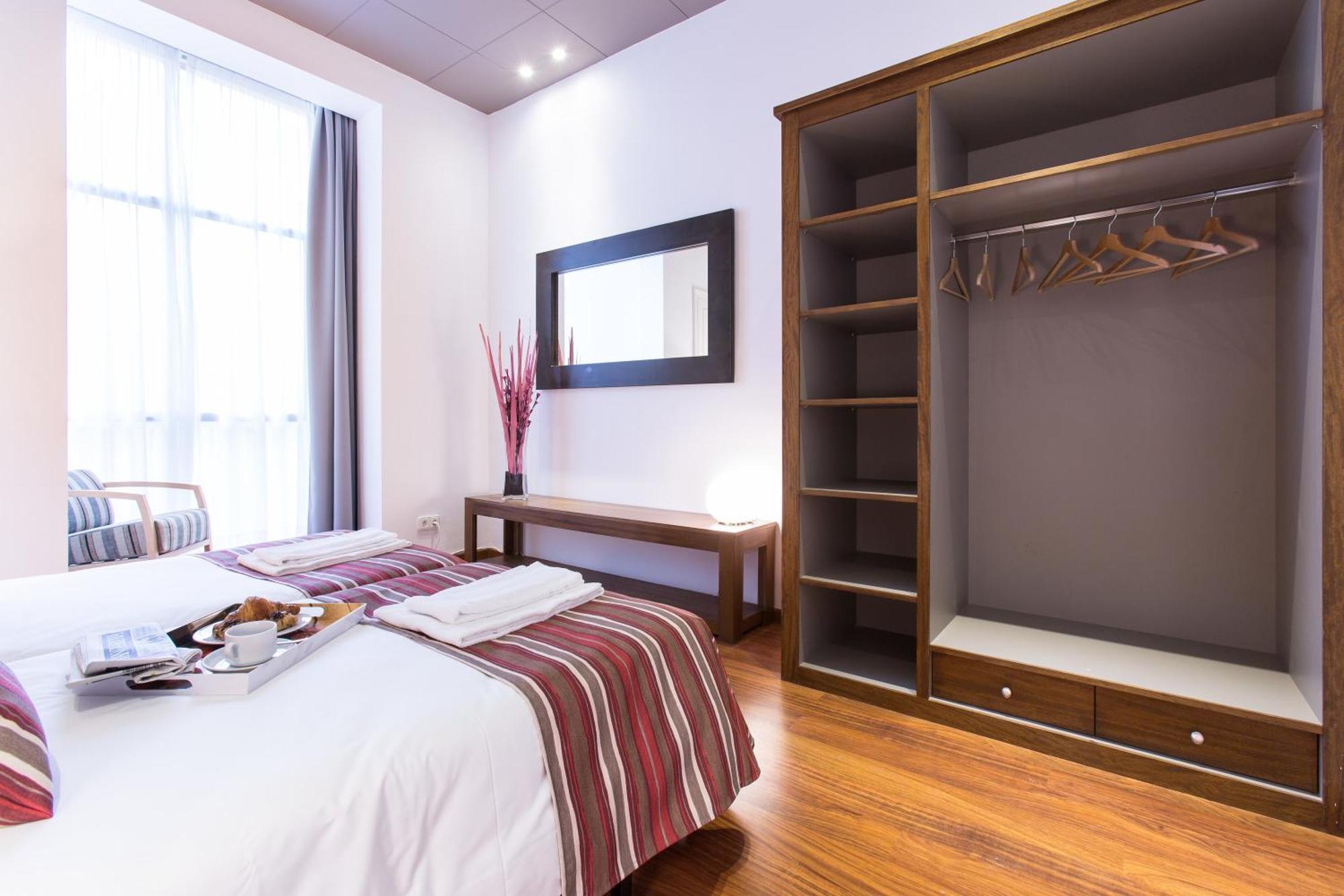 Serennia Apartamentos Ramblas - Placa Catalunya Барселона Номер фото