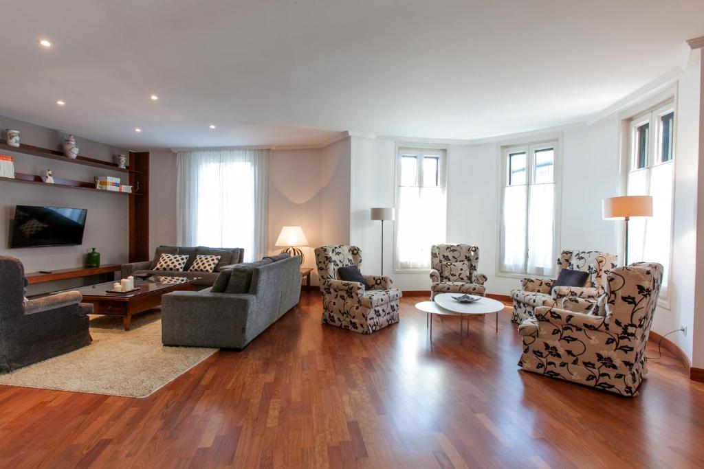 Serennia Apartamentos Ramblas - Placa Catalunya Барселона Номер фото