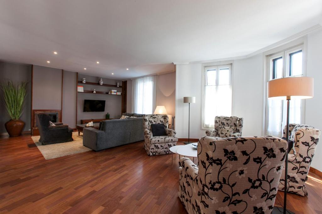 Serennia Apartamentos Ramblas - Placa Catalunya Барселона Номер фото