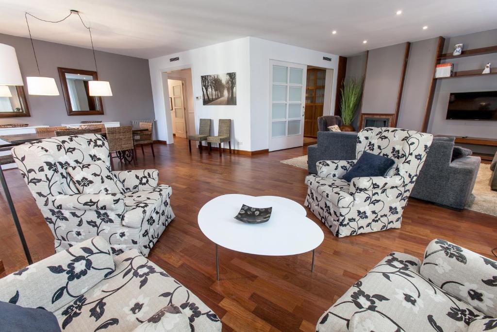Serennia Apartamentos Ramblas - Placa Catalunya Барселона Номер фото