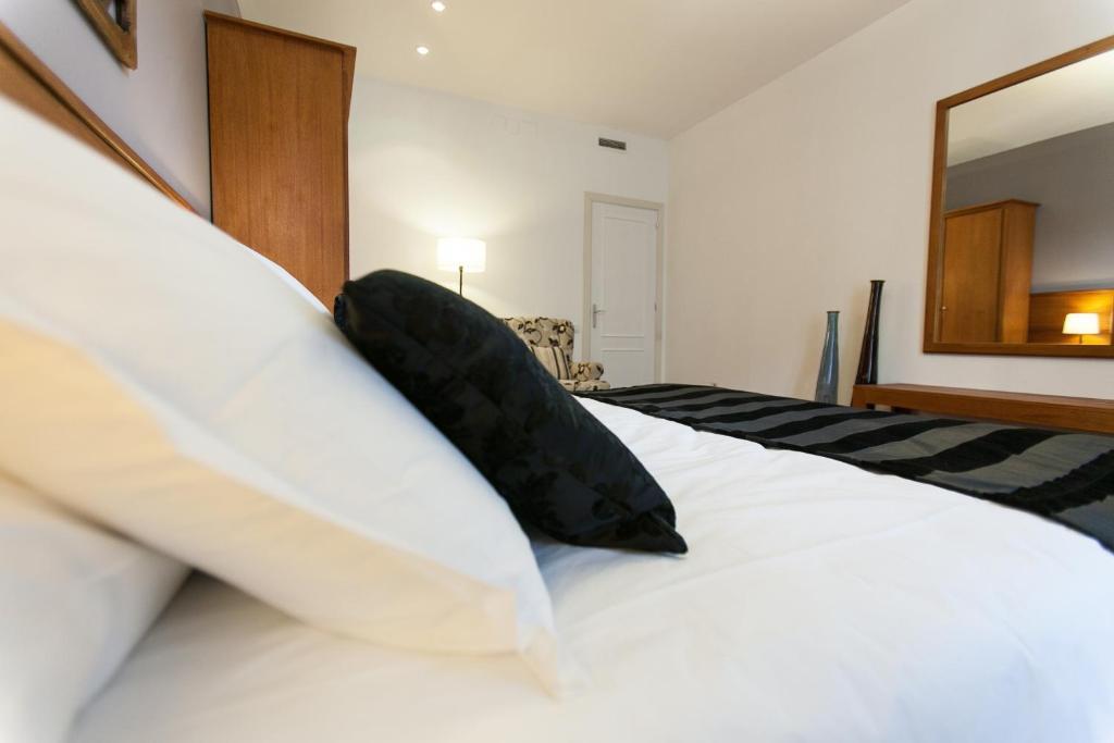 Serennia Apartamentos Ramblas - Placa Catalunya Барселона Номер фото
