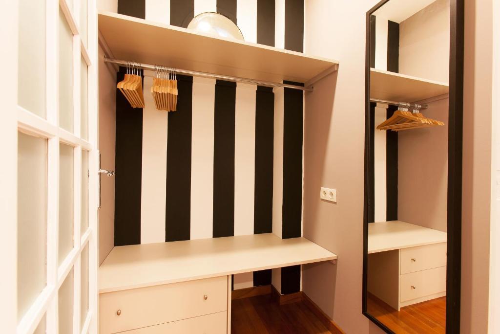 Serennia Apartamentos Ramblas - Placa Catalunya Барселона Номер фото