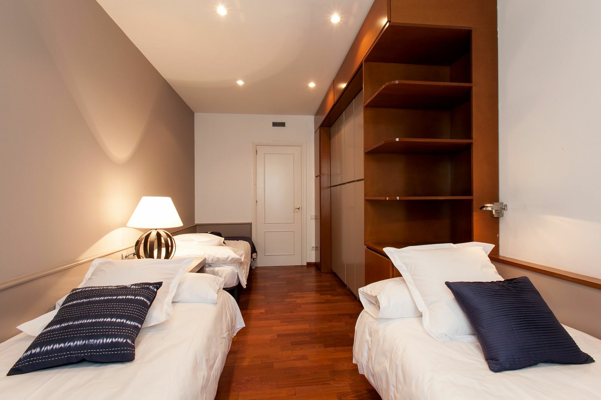 Serennia Apartamentos Ramblas - Placa Catalunya Барселона Экстерьер фото