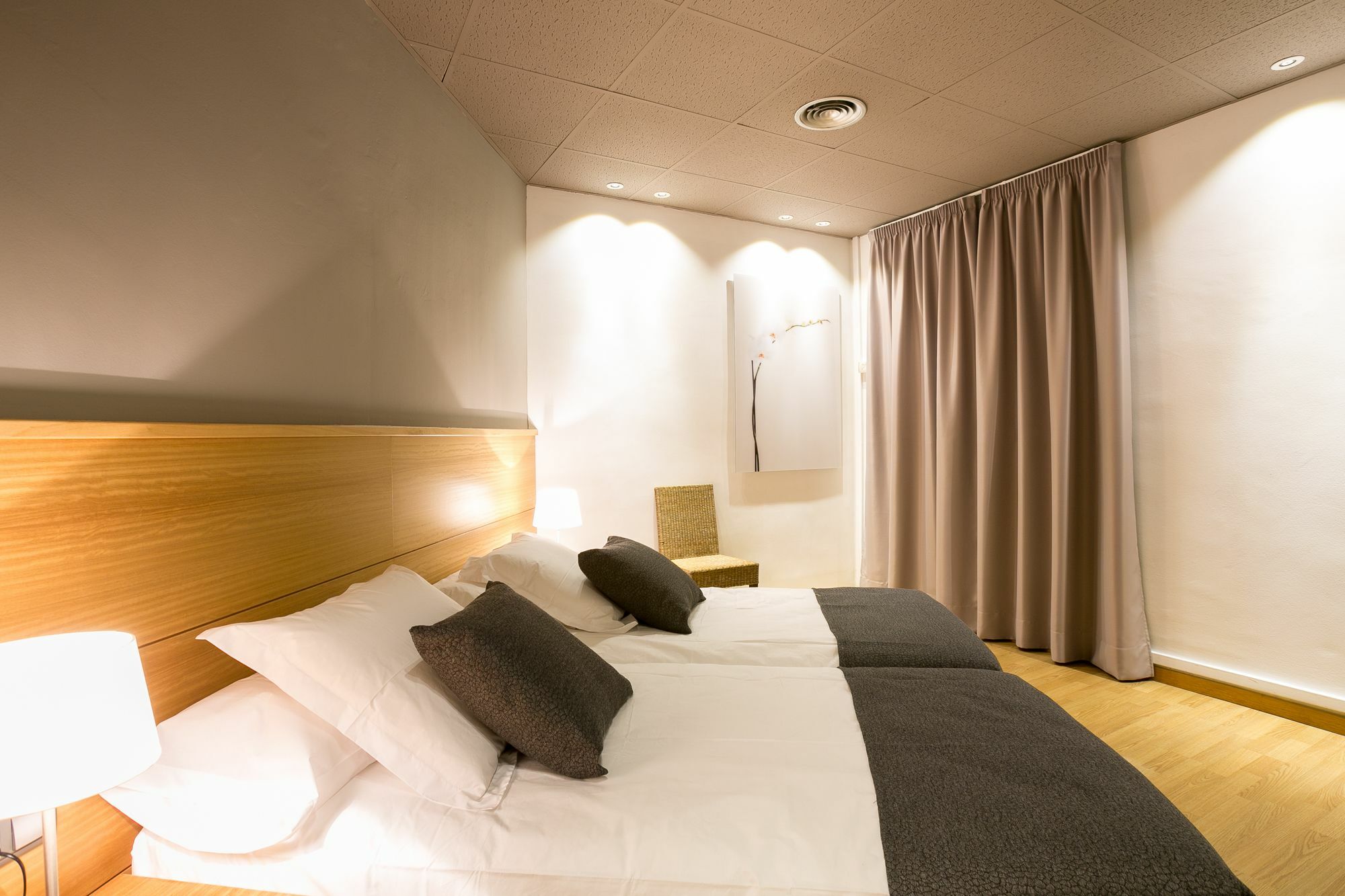 Serennia Apartamentos Ramblas - Placa Catalunya Барселона Экстерьер фото