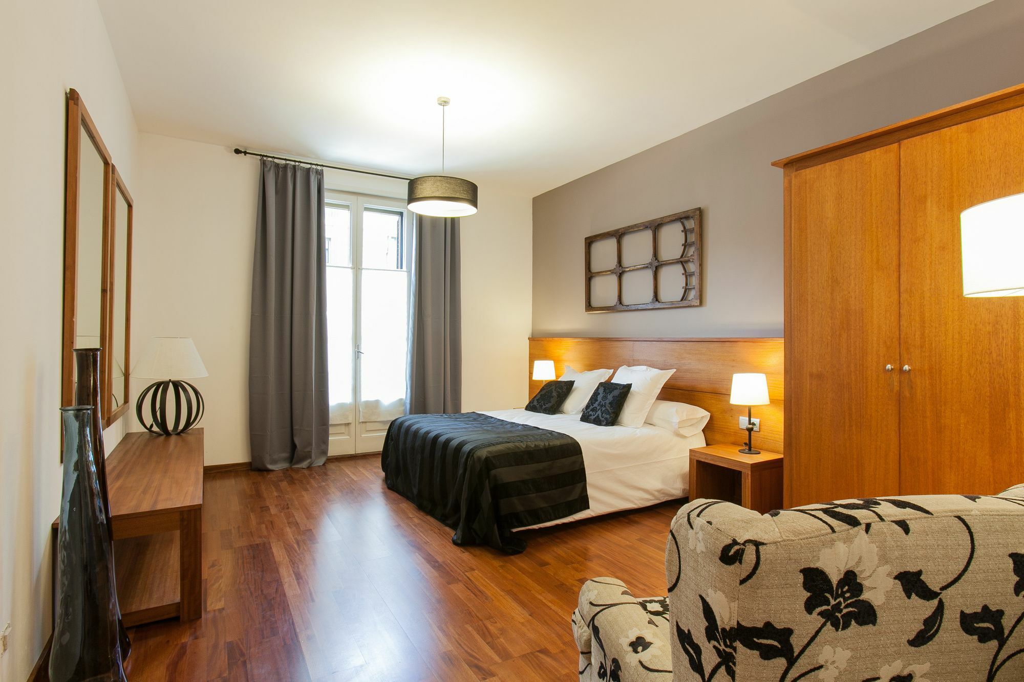 Serennia Apartamentos Ramblas - Placa Catalunya Барселона Экстерьер фото